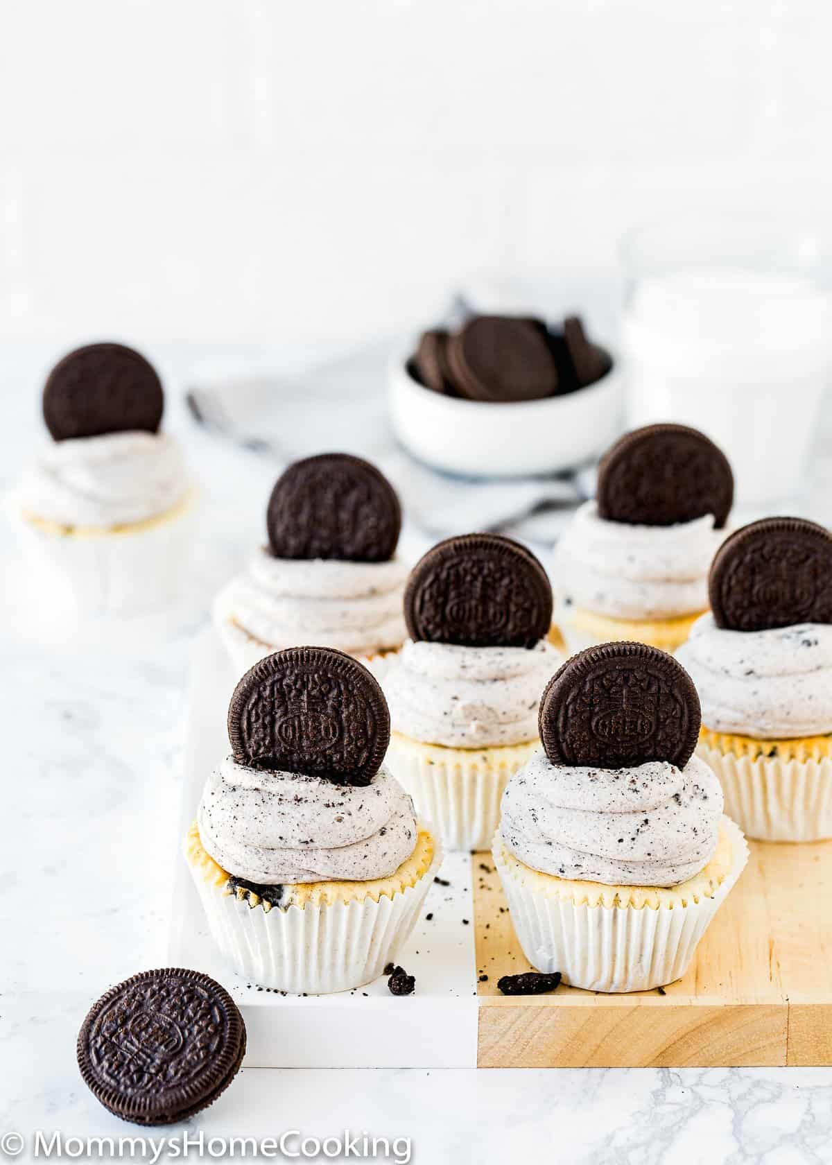 eggless Oreo cupcakes over a serving plate.