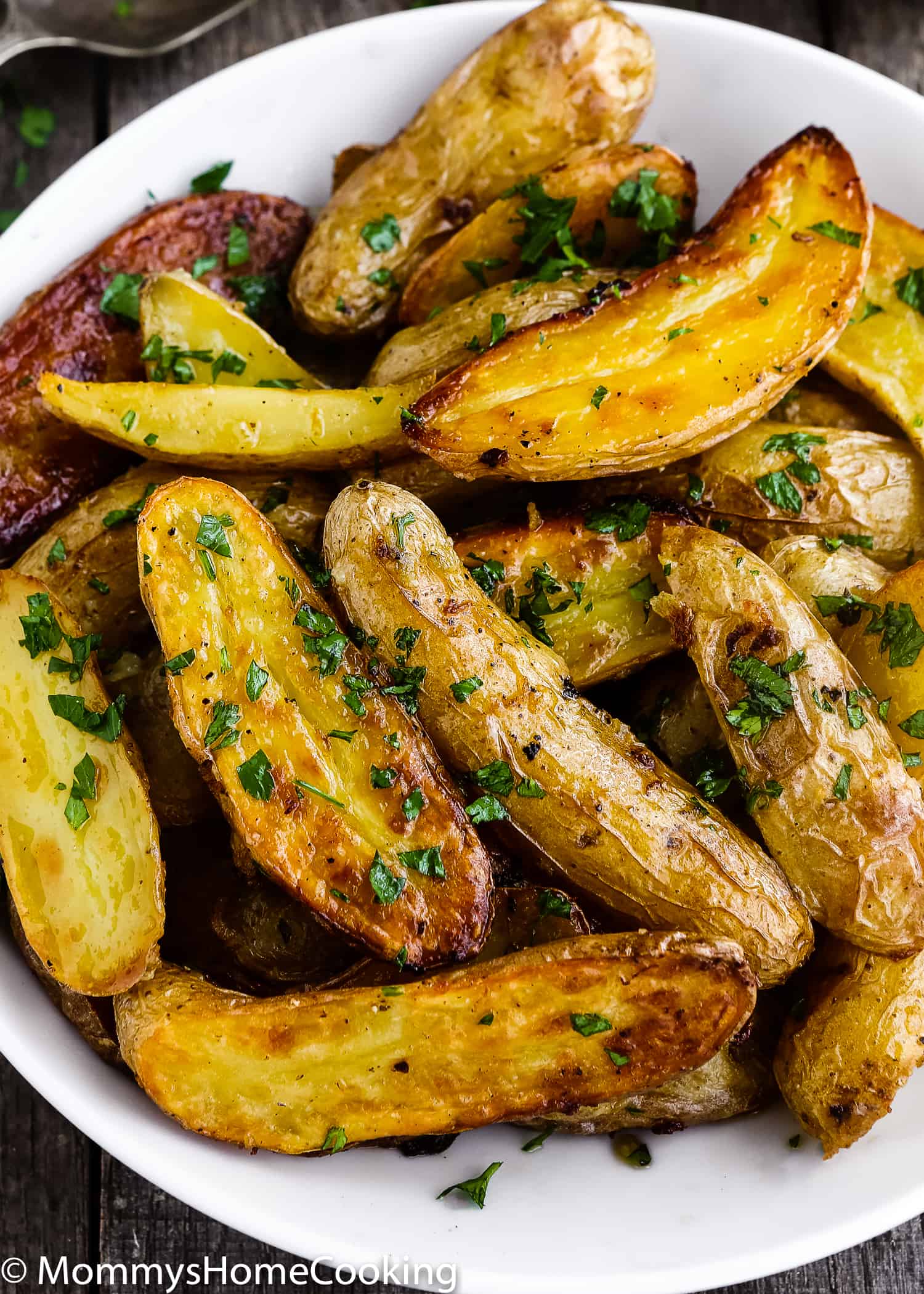 These Easy Garlic Lemon Roasted Potatoes are crispy outside, soft inside, a little salty and lemony. Perfect side dish for just about any entree. https://mommyshomecooking.com
