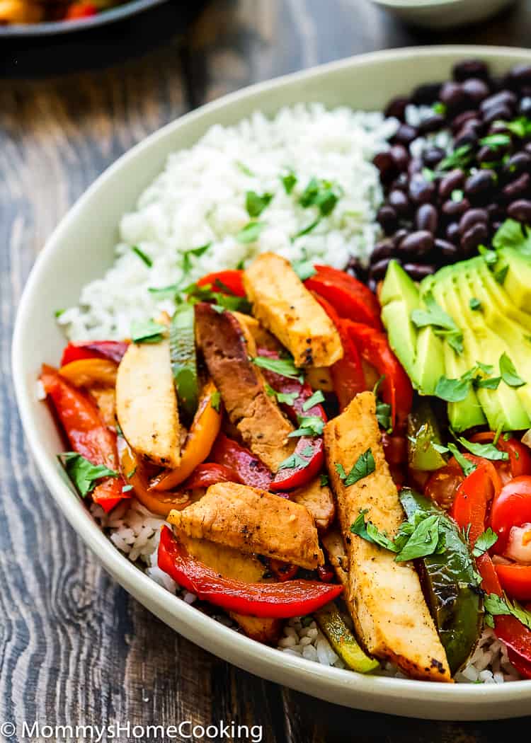 This Easy Turkey Fajita Bowl is a quick, easy, and tasty dinner in less than 20 minutes. Plus, it's satisfying and fresh. Great for packed lunches or no-fuss dinners! https://mommyshomecooking.com