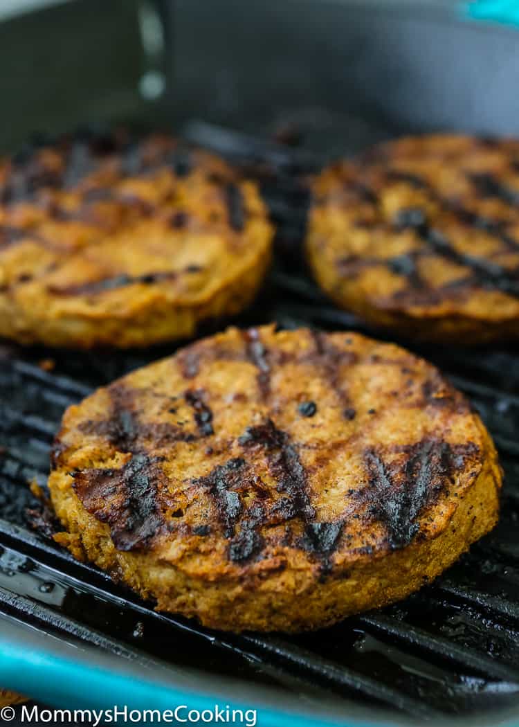 This Mango Guacamole Turkey Burger is a juicy goodness party for your taste buds! It’s tasty, smoky, and slathered in THE BEST mango guacamole ever. The perfect, delicious and healthier time-saving alternative to your barbecue spread. https://mommyshomecooking.com