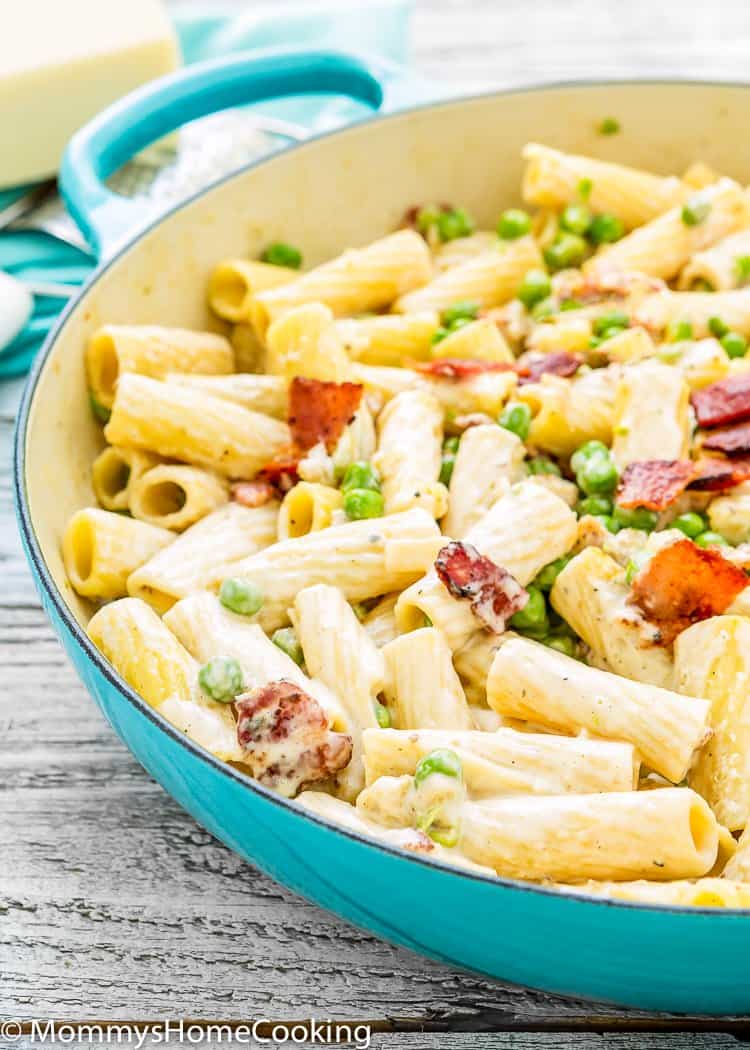One-Pot Creamy Alfredo Pasta with Bacon and Peas in a pot