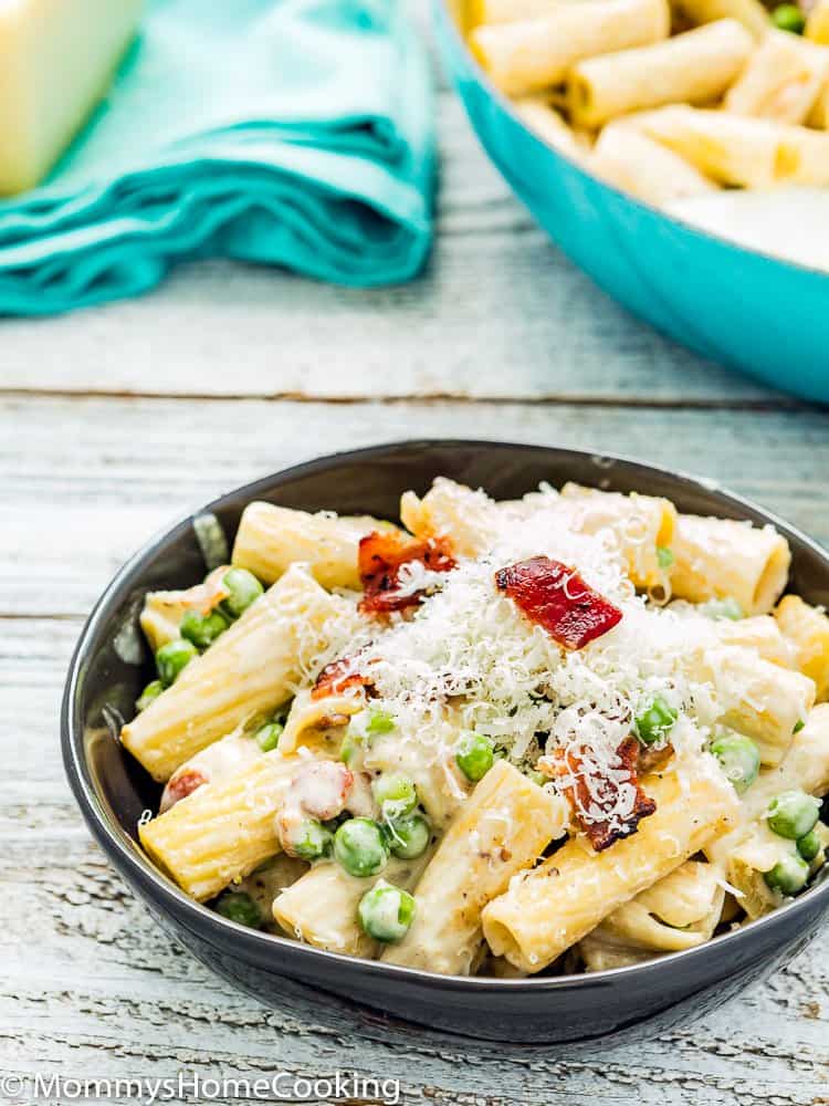 Creamy Alfredo Pasta with Bacon and Peas in a bowl