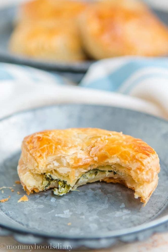 Spinach and Cheese Hand Pies | mommyshomecooking.com